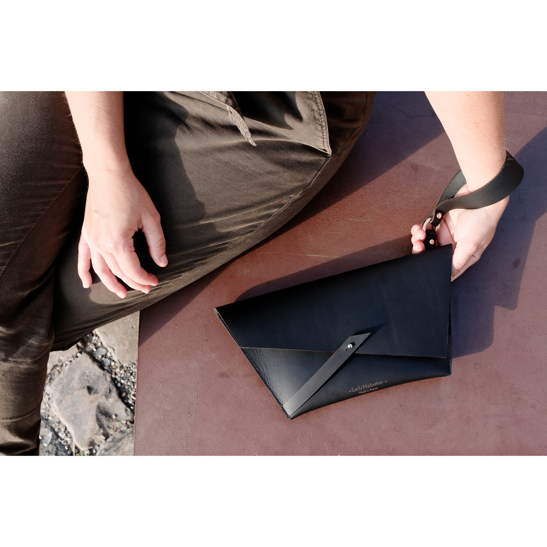 Pochette noire avec dragonne